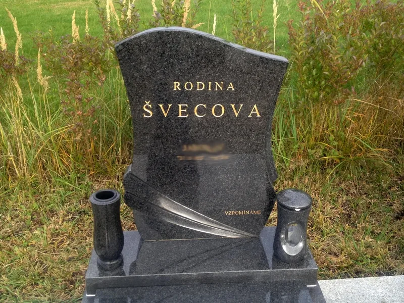Náhrobní deska s pískovaným zlaceným nápisem RODINA ŠVECOVA