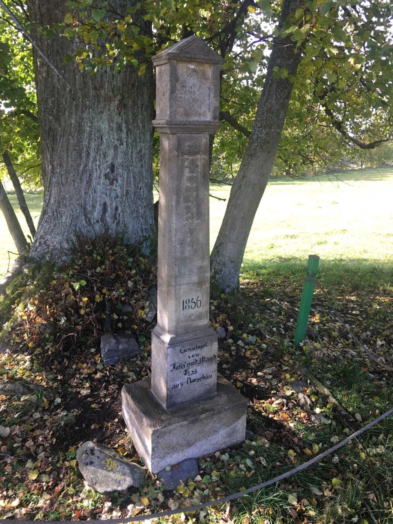 Restaurovaný kamenný sloup s reliéfem a letopočtem 1856