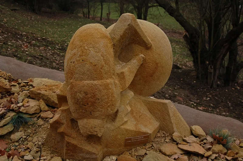 Kamenná socha scarabea v Plzeňské ZOO